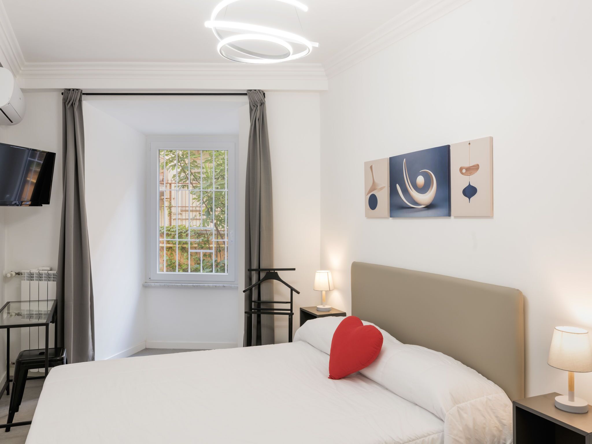 2 bedrooms, iron/ironing board, WiFi