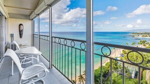Un balcon avec vue sur l’océan et une plage.