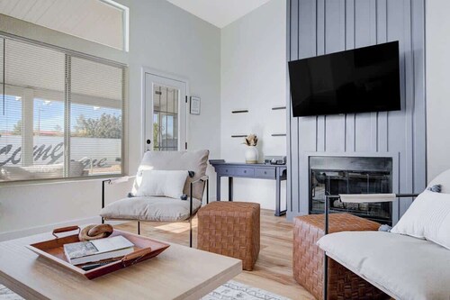 Cozy Modern 3BR Desert Style Home - Pool Fun!
