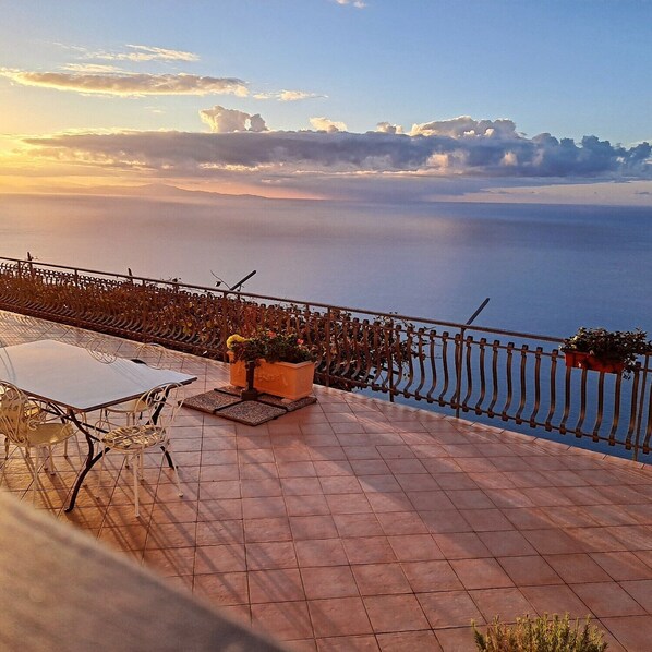 Outdoor dining - THE CAPTAIN'S HOUSE (furore amalfi coast) (San Michele)