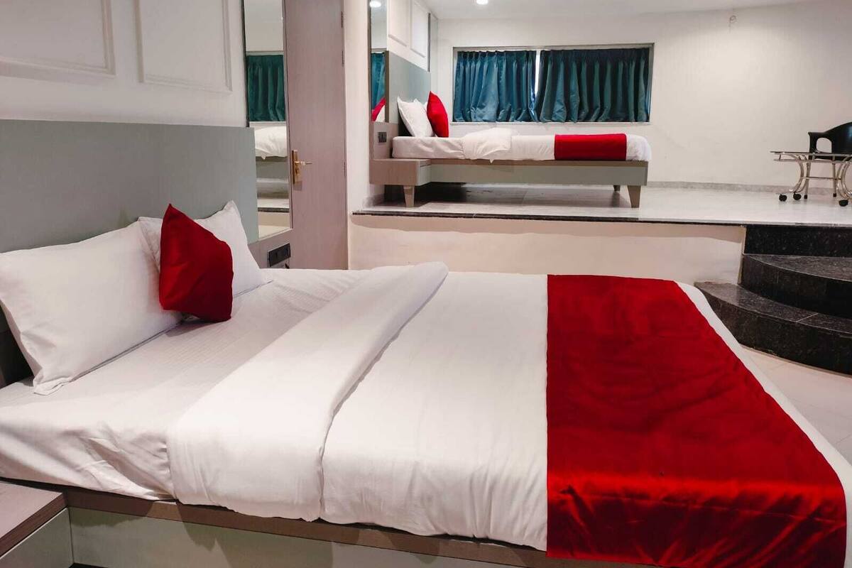 Ein Hotelzimmer mit Bett, Schreibtisch und Stuhl.
