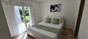 4 bedrooms, iron/ironing board, WiFi, bed sheets - 8-BED 4-BED HOUSE IN THE ALPILLES 10 MIN FROM ARLES 15 MIN FROM SAINT REMY (Fontvieille)