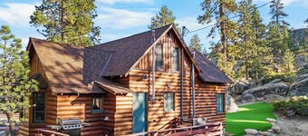 Rocky Ridge Cabin By Destination Big Bear:Incredible Natural Landscape Setting w/ Genuine Log Cabin! Peaceful & Private Outdoor Fire Pit! Cozy Mountain Ambiance! Game Table! PET FRIENDLY!