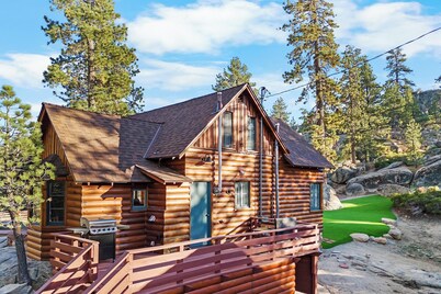 Rocky Ridge Cabin By Destination Big Bear:Incredible Natural Landscape Setting w/ Genuine Log Cabin! Peaceful & Private Outdoor Fire Pit! Cozy Mountain Ambiance! Game Table! PET FRIENDLY!
