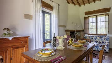 Casa, vista para a colina | Cozinha privada | Geladeira grande, micro-ondas, fogão, cooktop
