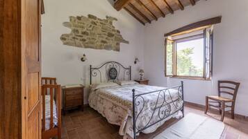 Ferienhaus, Hügelblick | 2 Schlafzimmer, kostenlose Babybetten, kostenloses WLAN, Bettwäsche