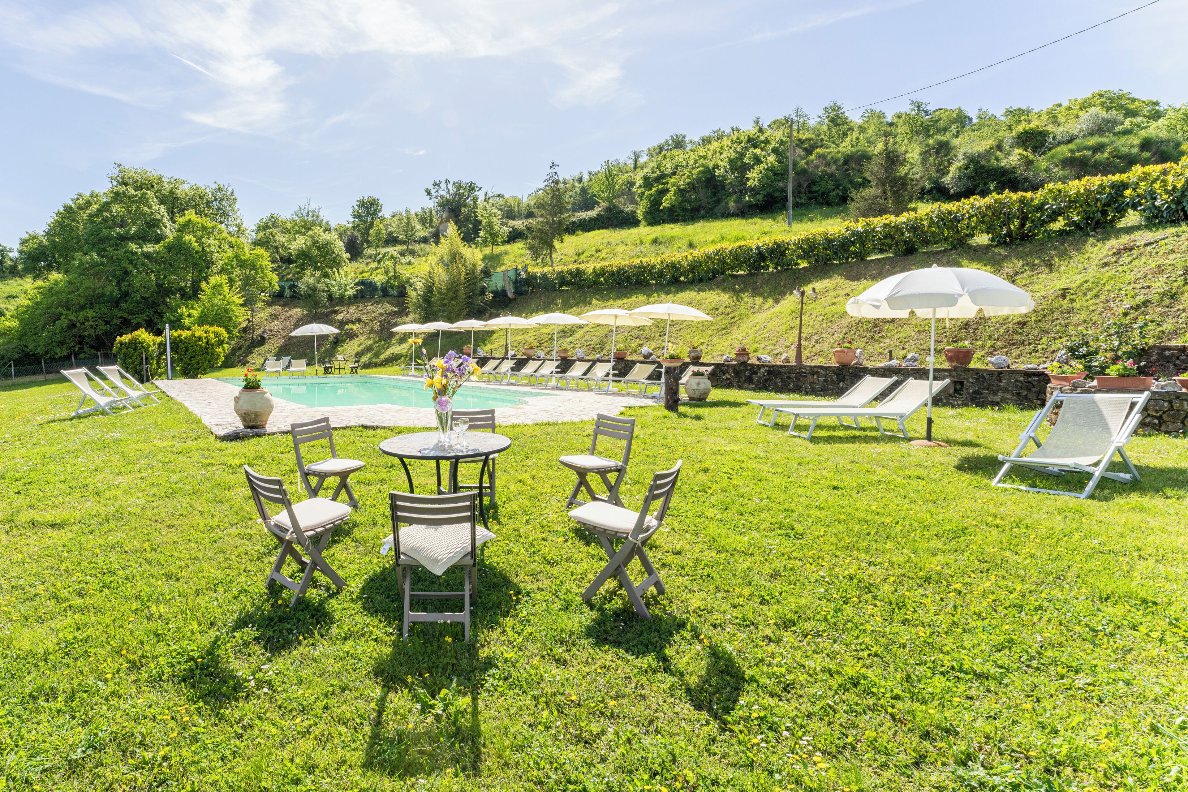 Una piscina al aire libre de temporada