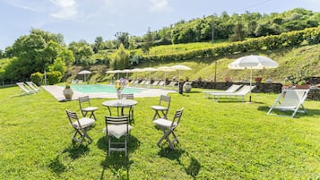 Una piscina al aire libre de temporada