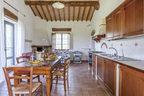 House, Hill View | Private kitchen | Full-sized fridge, microwave, oven, stovetop