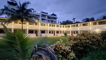 Façana frontal de l'allotjament (vespre/nit)