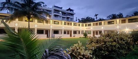 Fachada de la propiedad por la tarde o noche