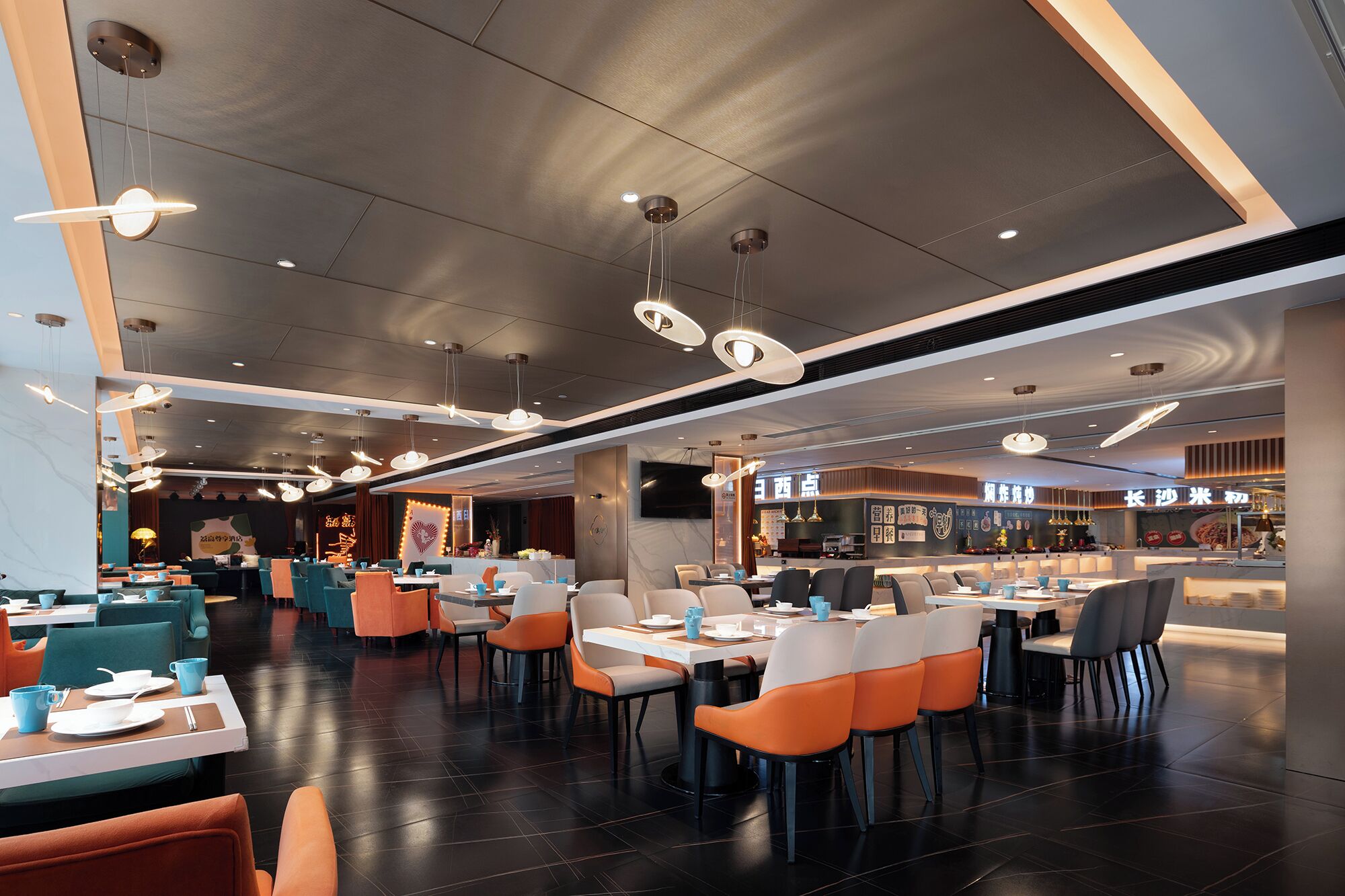 Daily self-service breakfast (CNY 68 per person)