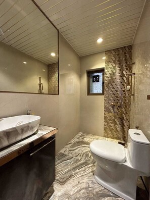 Een douche, handdoeken, zeep, shampoo