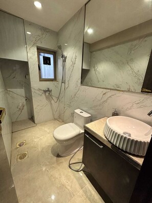 Een douche, handdoeken, zeep, shampoo