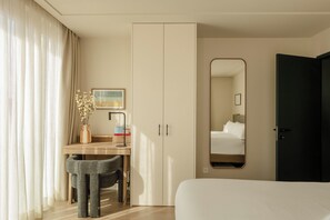 Apartament Deluxe, vistes a la ciutat | Caixa forta a l'habitació i escriptori 