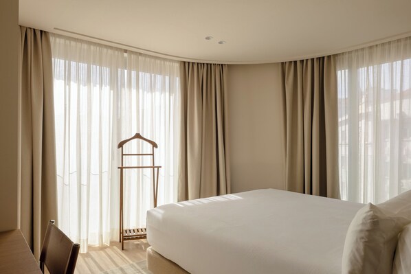 Appartement Deluxe, vue ville | Coffres-forts dans les chambres, bureau