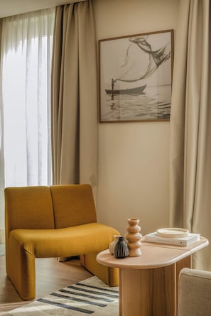 Deluxe Apartment, City View | Ruang tamu | TV 