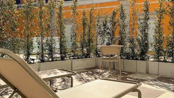 Estúdio premium, vista para o jardim | Cofres nos quartos, escrivaninha, espaço de trabalho para notebook