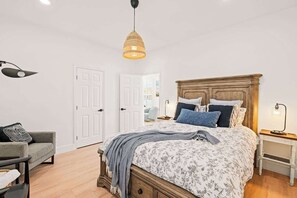 4 chambres, bureau, fer et planche à repasser, lit parapluie