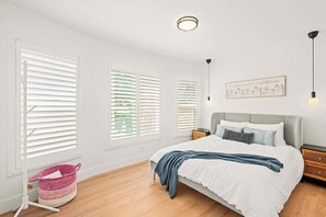 4 bedrooms, desk, iron/ironing board, travel cot - Cozy Retreat Near Downtown – Perfect for Families (Long Beach)