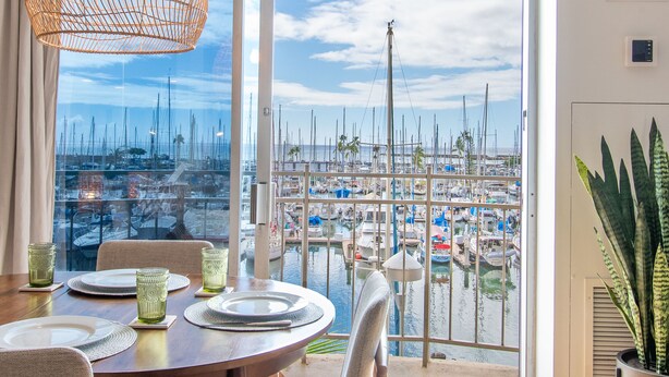 Ein Essbereich mit Blick auf eine Marina.
