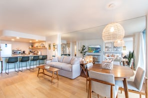Dining - Coastal Chic Condo with Ocean View & Full Kitchen (Honolulu)