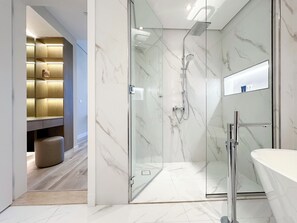 Luxe appartement, uitzicht op tuin, aan het strand | Badkamer | Een bad/douchecombinatie, gratis toiletartikelen, een haardroger