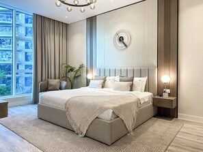 Luxe appartement, 1 slaapkamer, uitzicht op tuin, aan het strand | Een kluis op de kamer, een bureau, een strijkplank/strijkijzer