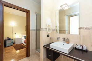 Chambre Double Supérieure, vue ville | Salle de bain