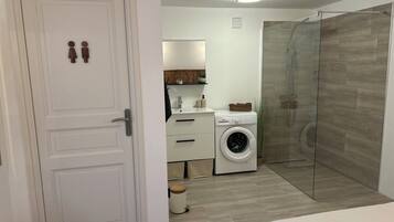 Douche, serviettes fournies, savon, papier toilette