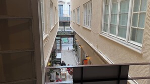 A narrow, multi-level corridor with a central open space. - Cozy appartment at the heart of the Historic center - Hermes Central Suite (Αθήνα)