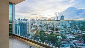 A high-rise building with a large window overlooking a cityscape. - w* | Airy 2BR in San Francisco w/ Pool (Panamá)
