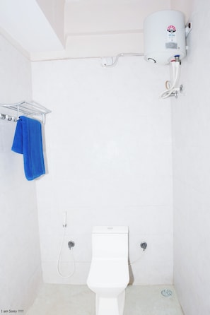 Ducha, cabezal de ducha tipo lluvia, pantuflas, toallas