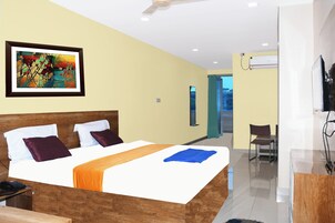 Executive Double Room | Bathroom | Shower, rainfall showerhead, slippers, towels