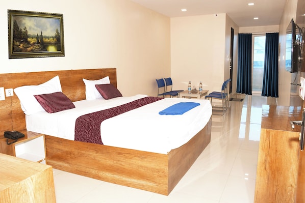 Basic Double Room, Balcony, City View | Premium bedding, down duvets, individually furnished, desk