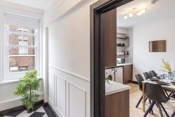 Interior - Trendy 3-Bedroom Hackney Pad (Greater London)