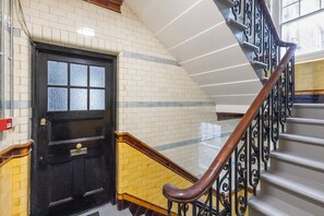 Interior - Trendy 3-Bedroom Hackney Pad (Greater London)