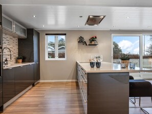 Kühlschrank, Geschirrspüler, Kochgeschirr/Geschirr/Besteck