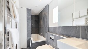 Lejlighed (2 Bedrooms) | Badeværelse