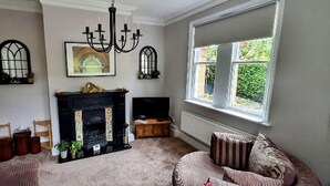 Unclassified image, 5 of 12, button - The Cosy Almshouse Saltaire (Shipley)