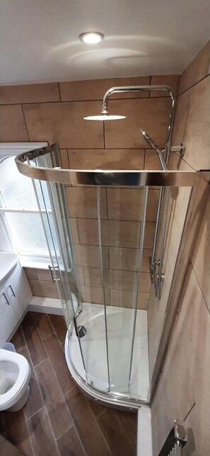 Douche, serviettes fournies