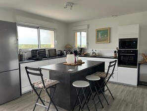 Kylskåp, mikrovågsugn, ugn och diskmaskin