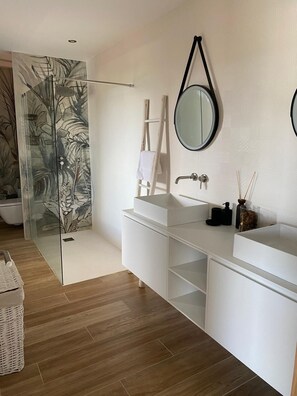 Hårføner og håndklær