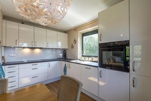 Lave-vaisselle, cafetière/bouilloire, grille-pain, tables à manger