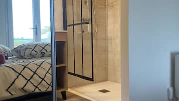 Ducha, secador de pelo, toallas y jabón