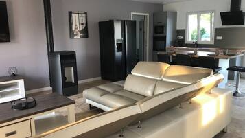 TV connectée, baby-foot, table de tennis de table, livres