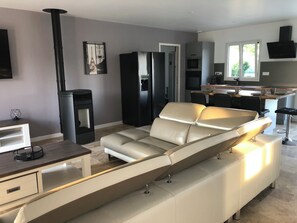 Smart-TV, Tischfußball, Tischtennisplatte, Bücher