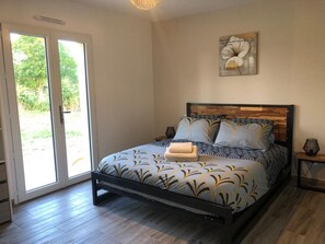 3 habitaciones, tabla de planchar con plancha y cuna de viaje 