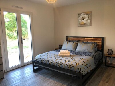 Quiet gîte with no neighbors and jacuzzi 