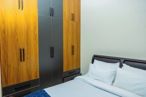 1 bedroom, iron/ironing board, WiFi, bed sheets - Cozy Residences Kampala 001 (Kampala)